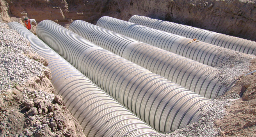 Tubería de PVC de grandes diámetros, estructurada y reforzada con acero, fabricada en obra.